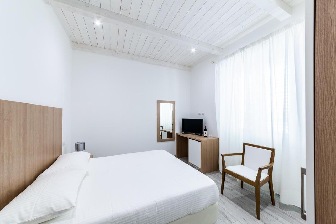 אולביה La Promenade Rooms & Suites מראה חיצוני תמונה