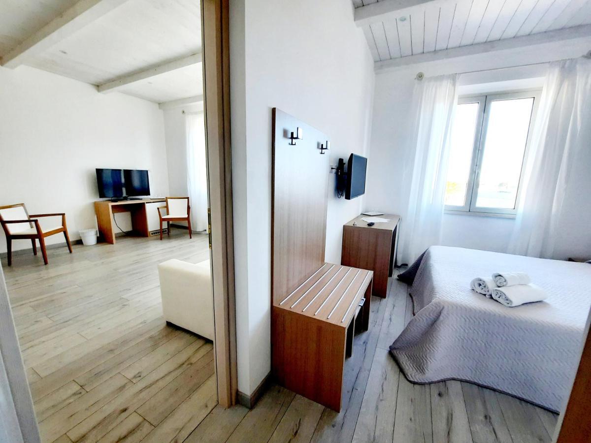 אולביה La Promenade Rooms & Suites מראה חיצוני תמונה