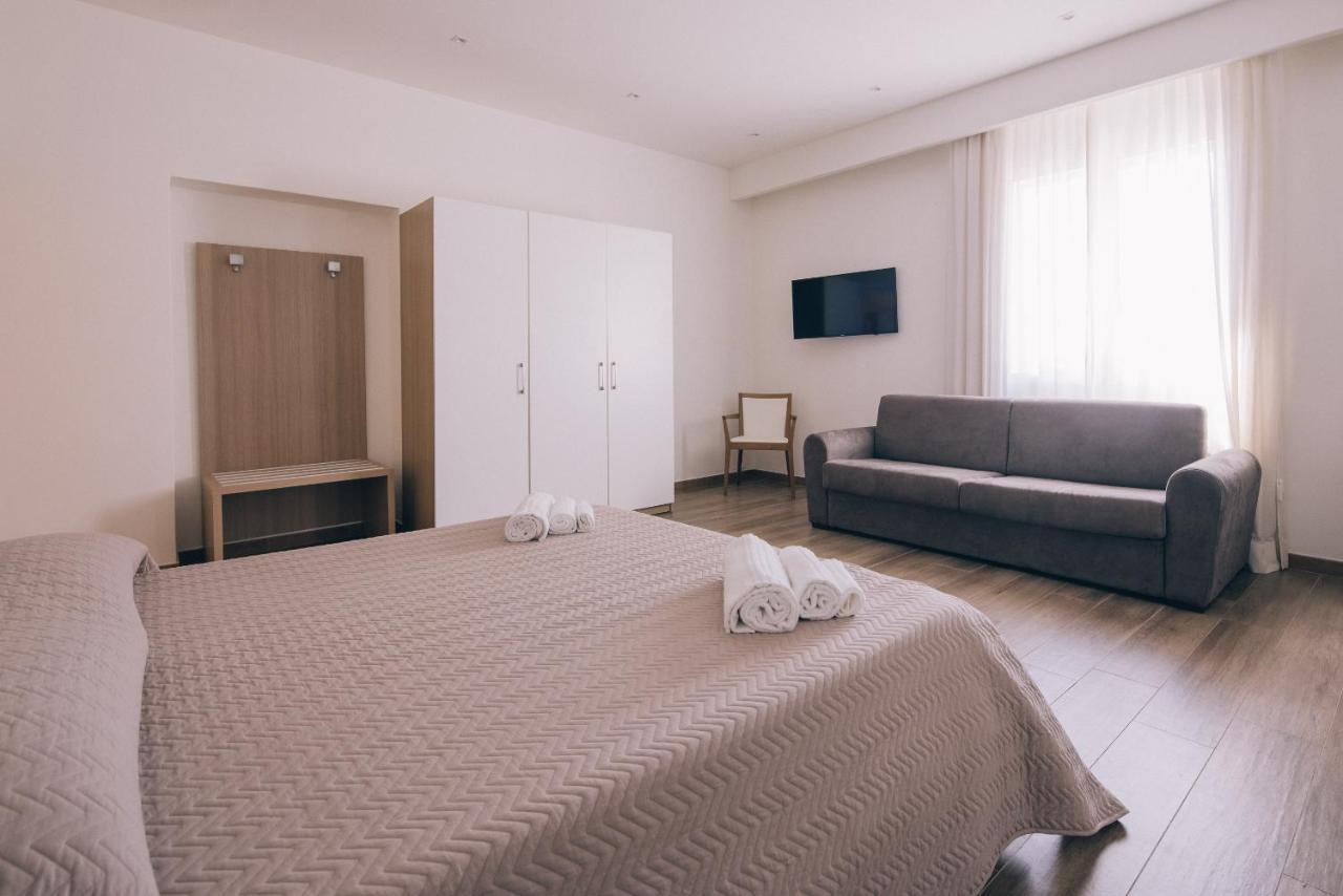 אולביה La Promenade Rooms & Suites מראה חיצוני תמונה